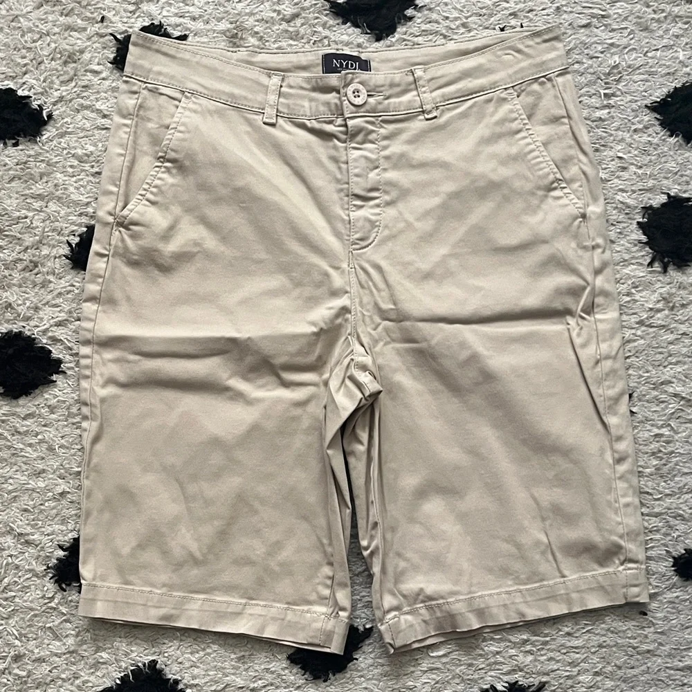 NYDJ women’s size 6 beige Flat Front Shorts